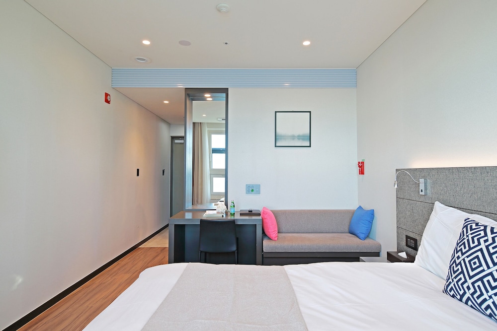 غرفة قياسية بسرير مزدوج بإطلالة على المرفأ، Air Sky Hotel Incheon 3/4