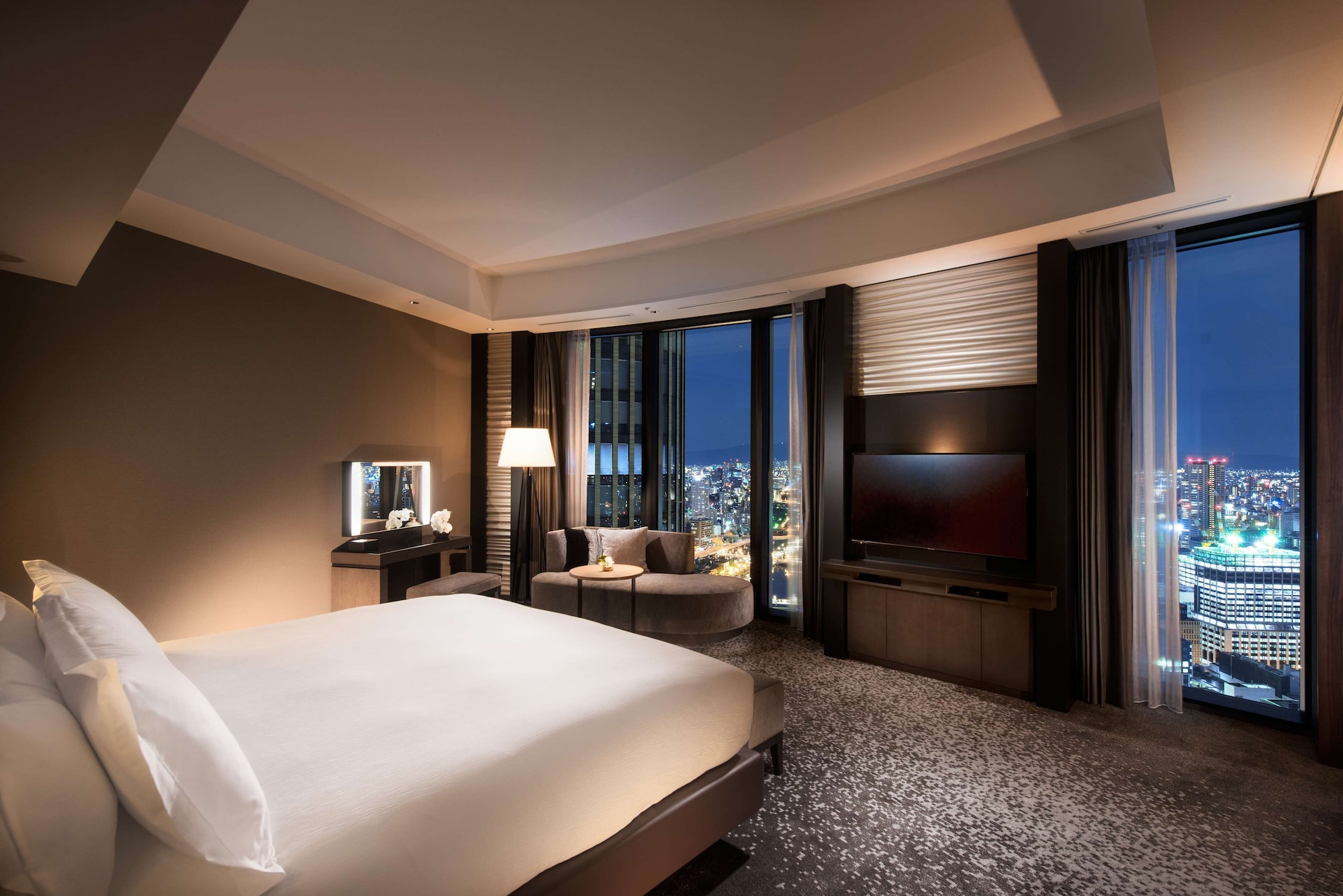 EXECUTIVE, SUITE, KING BED, CORNER