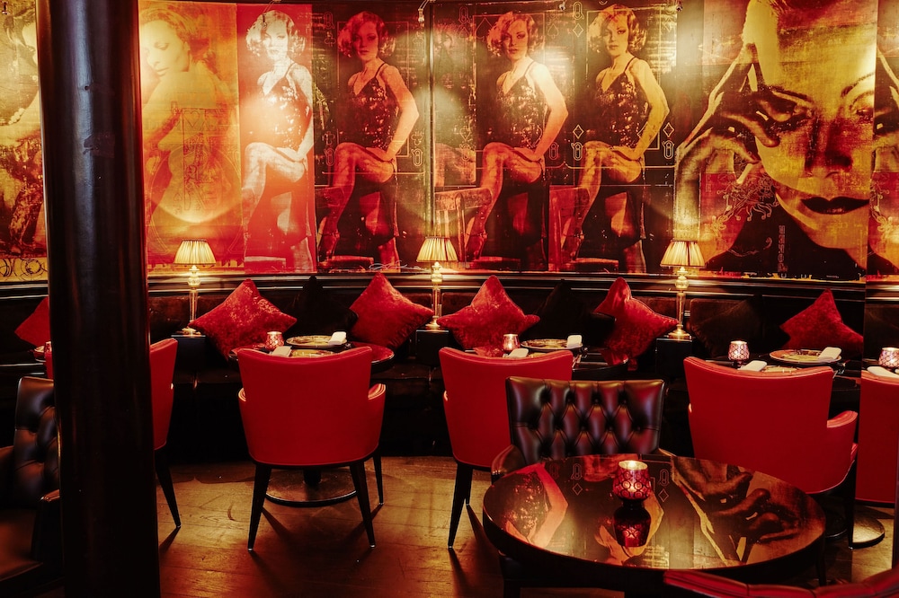 Savoy Hotel 28/33
