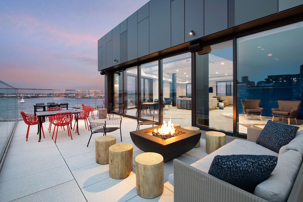 Hyatt Place Boston Seaport District 27/47