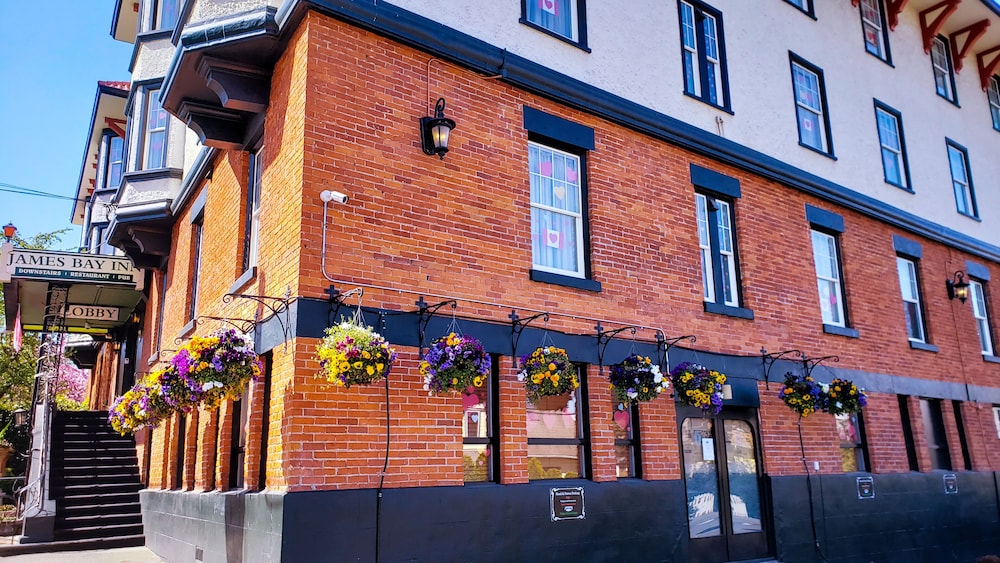 James Bay Inn Hotel Suites Cottage 3/74