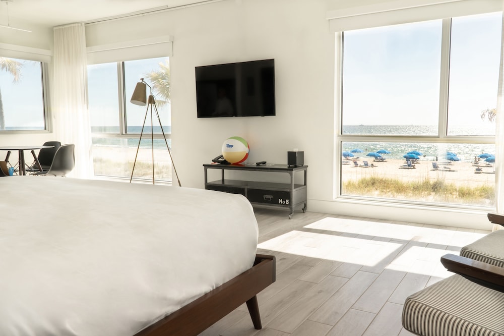 Plunge Beach Hotel 33/66