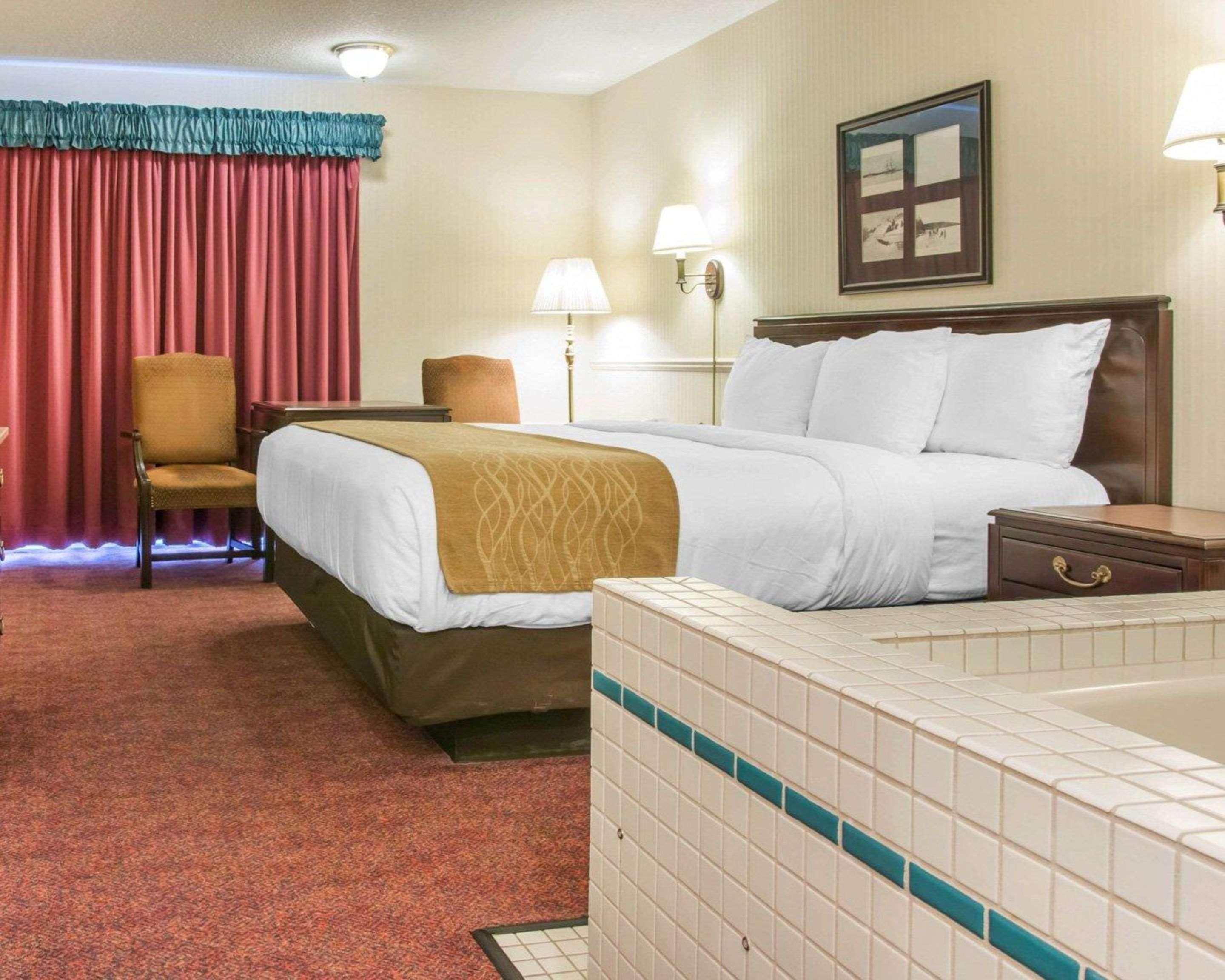 ROOM, KING BED