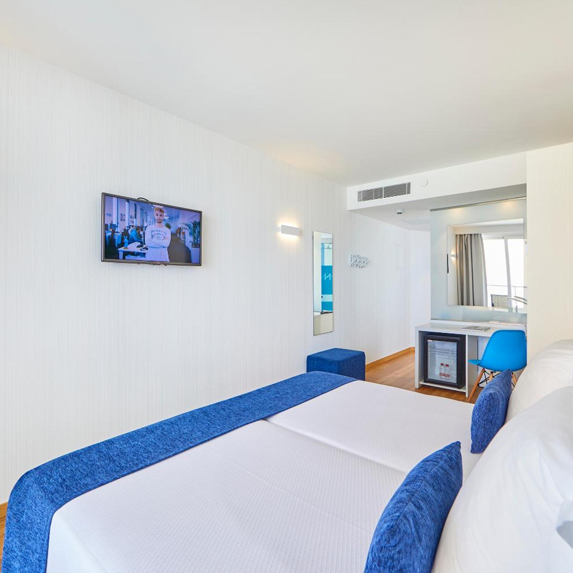 Room, Double or Twin Bed, Lateral Side Sea View