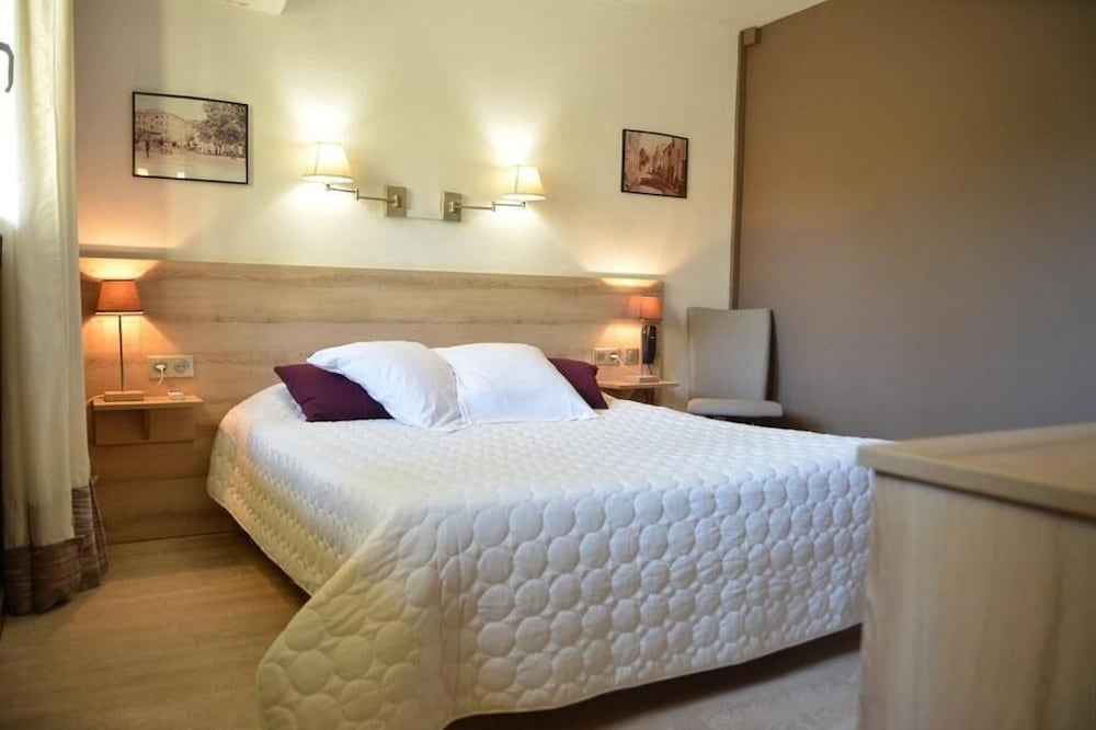 Hotel Le Grillon 11/25