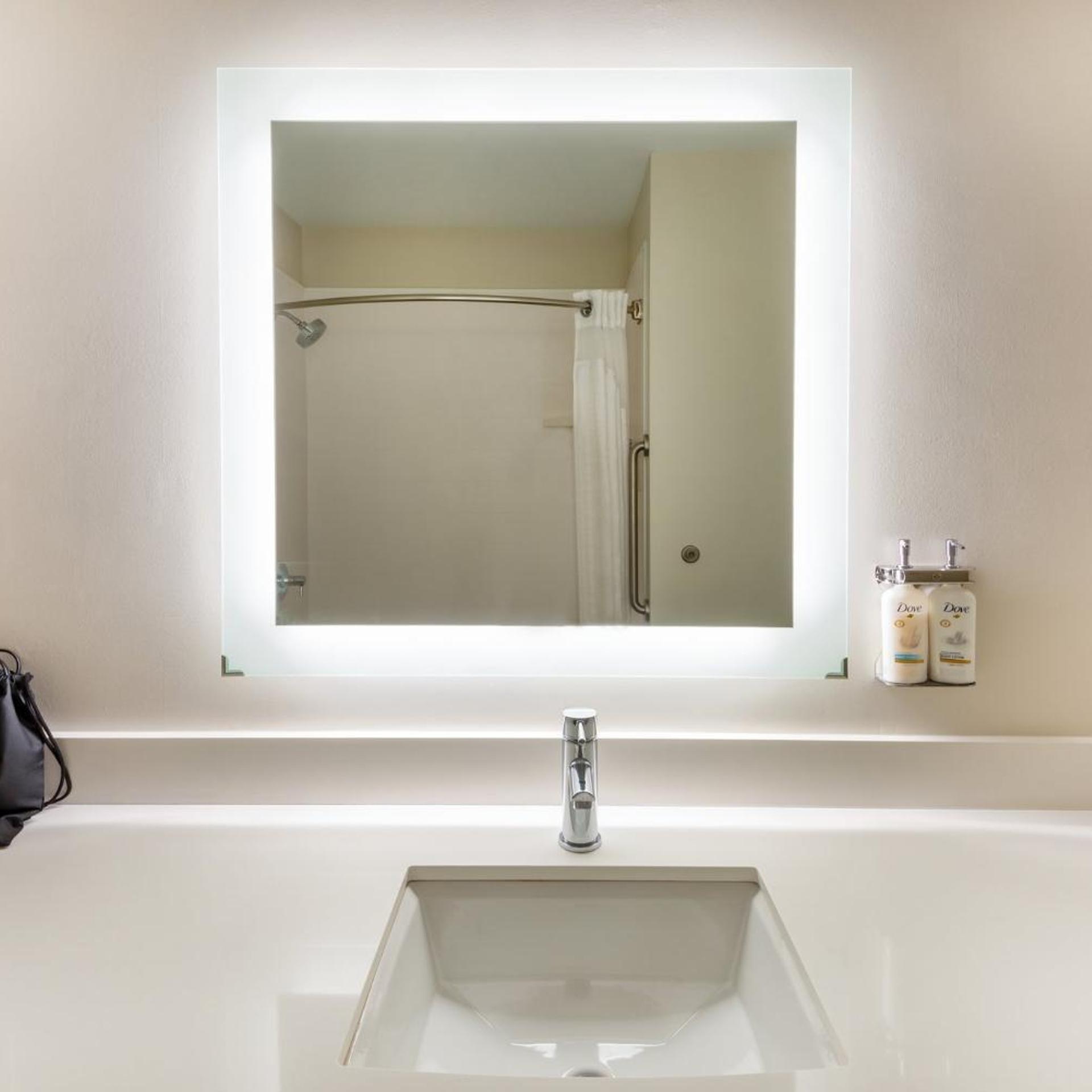 Xtra Space, Standard, King Bed، Holiday Inn Express Cleveland-Vermilion 2/2