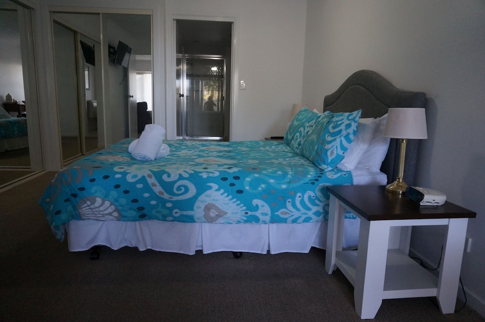 MOORINGS BEACH RESORT 27/77
