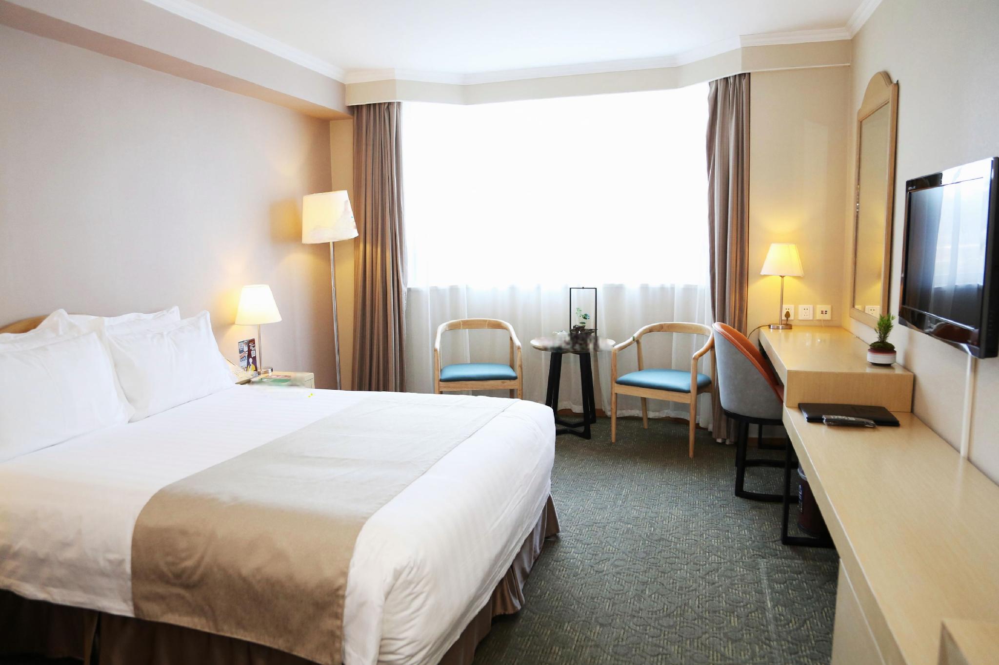 Room at BEIJING JINGLUN HOTEL, BEIJING