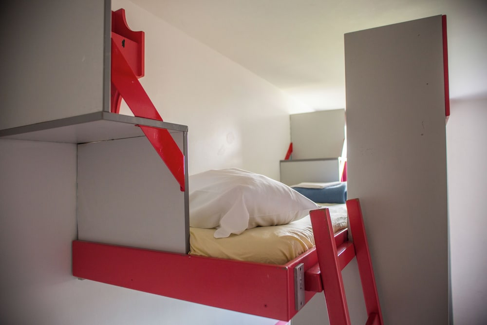 سكن مشترك بثلاثة أسرّة للرجال بحمام مشترك، Auberge de Jeunesse Paris - Le d'Artagnan 7/8