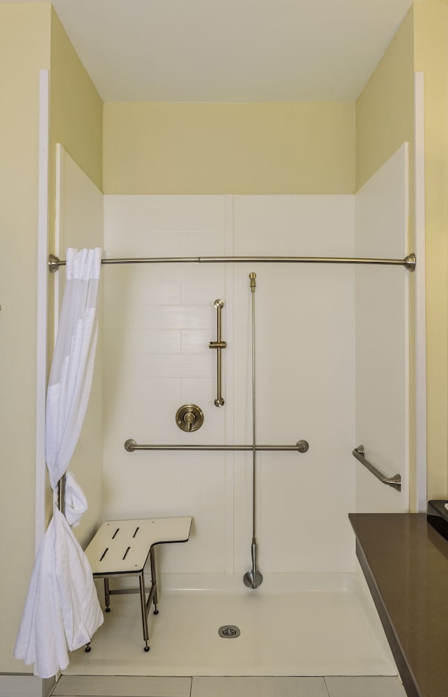 Holiday Inn Express Cheektowaga North East 23/46