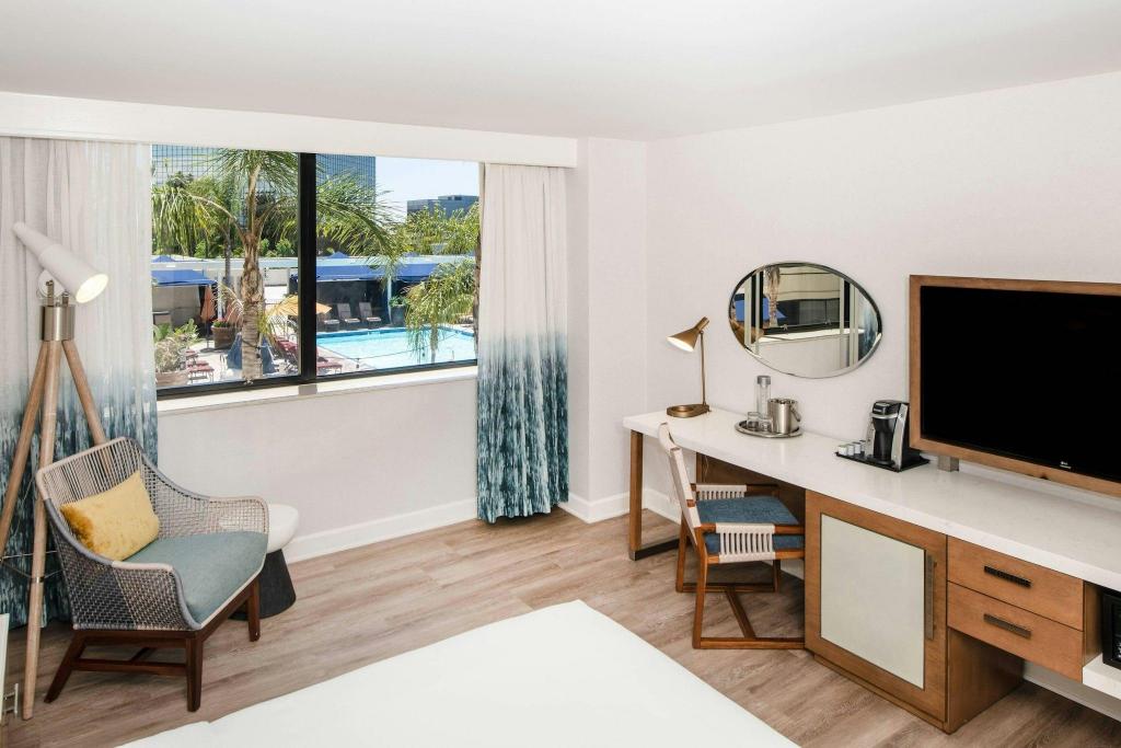 Guest Room, King Bed, Side Pool View