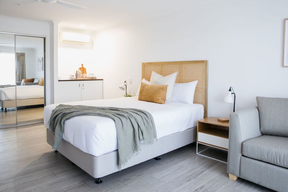 SUPERIOR, QUEEN BED