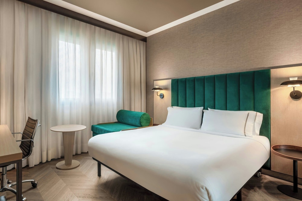 Standard, Queen Bed