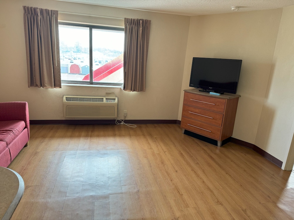Red Roof Inn and Suites Cleveland - Elyria 52/64