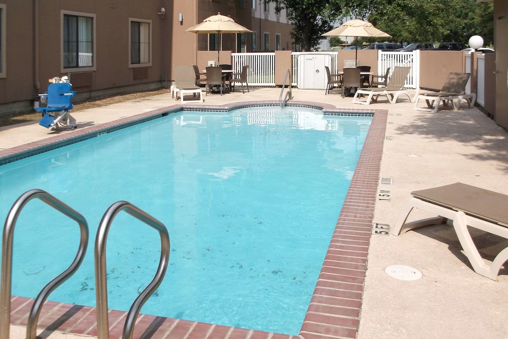 Comfort Inn and Suites Seguin, TX 5/37