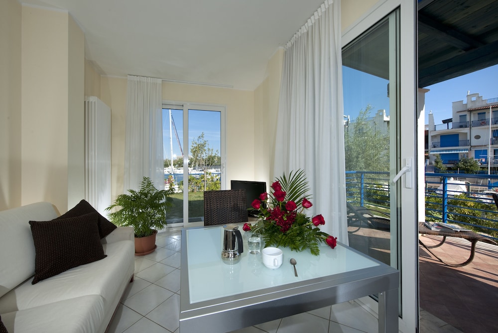 PORTOVERDE BEACH APARTMENTS 24/53