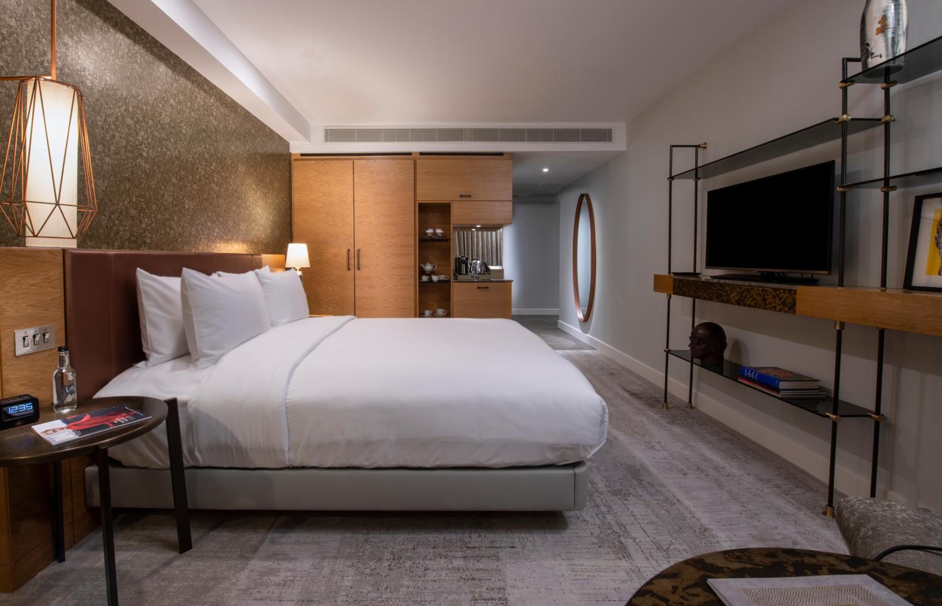 SUPERIOR, QUEEN BED
