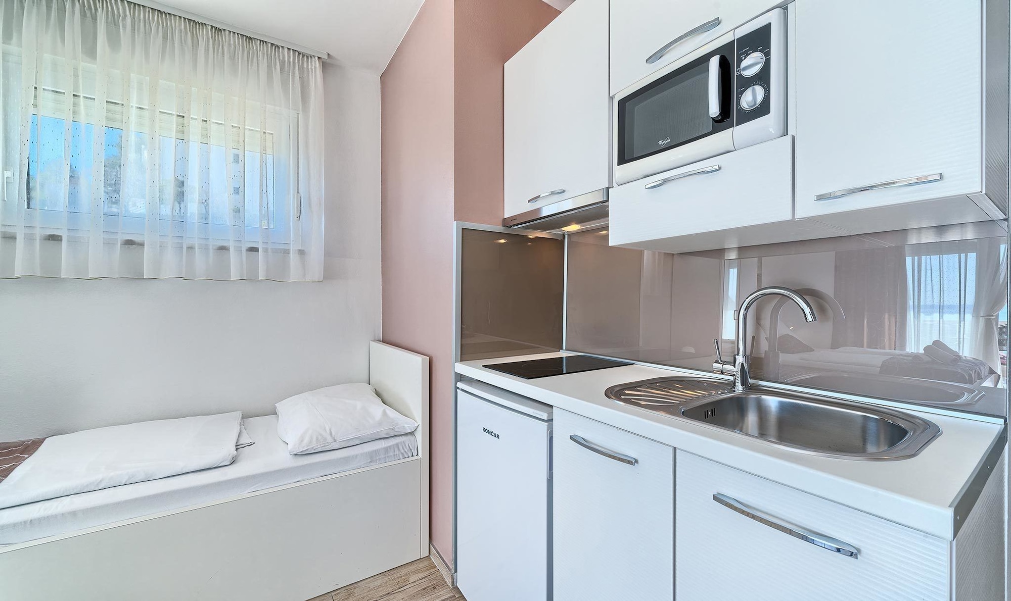 استوديو بانورامي بسرير كوين وسرير فردي بشرفة، Stipe Aparthotel 3/3