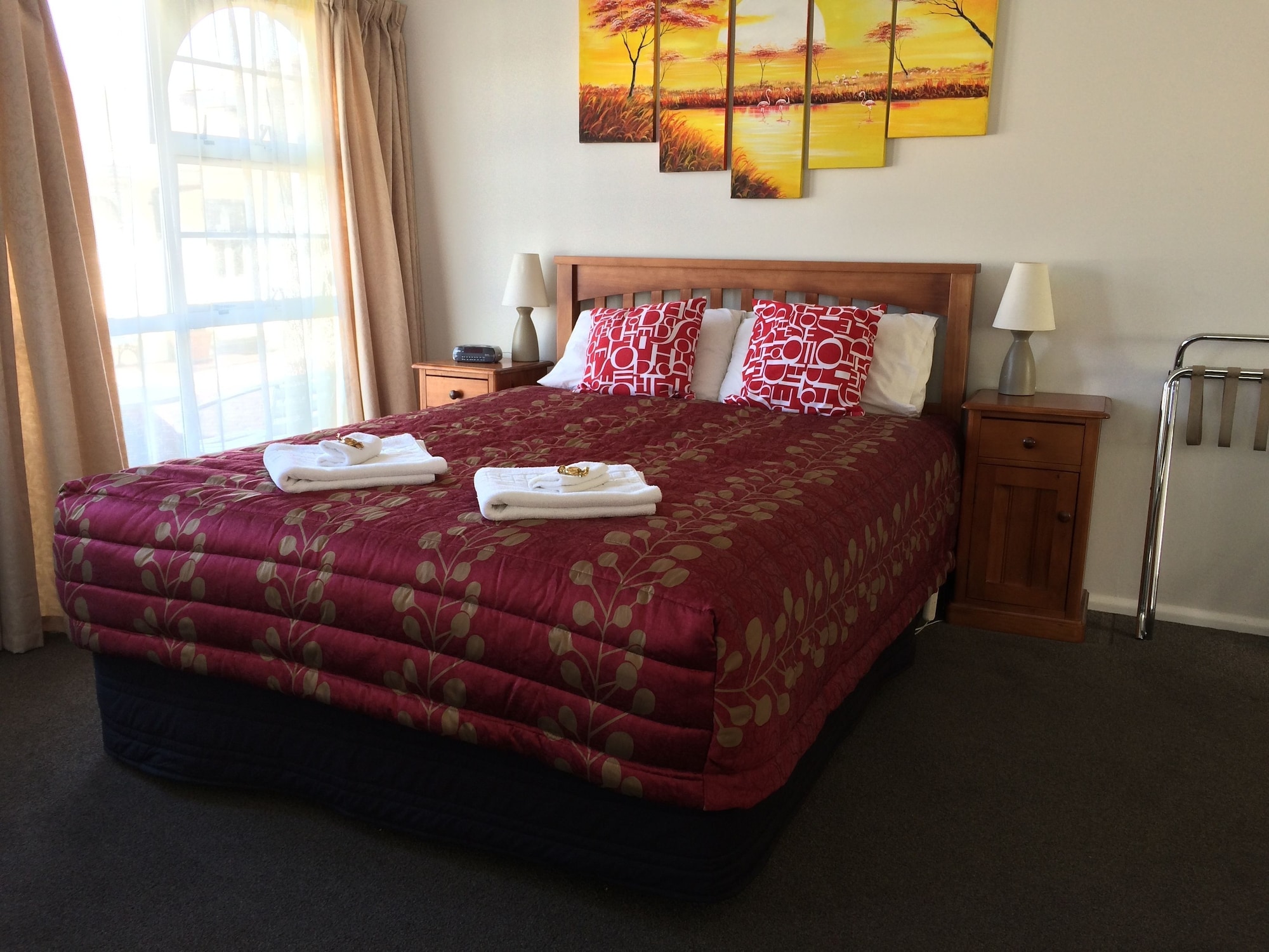1 BEDROOM, SUITE, KITCHEN