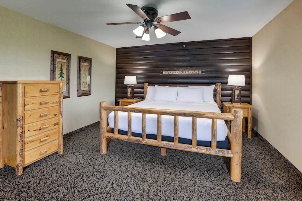 Theme, Suite, King Bed, Sofa, Jetted Tub