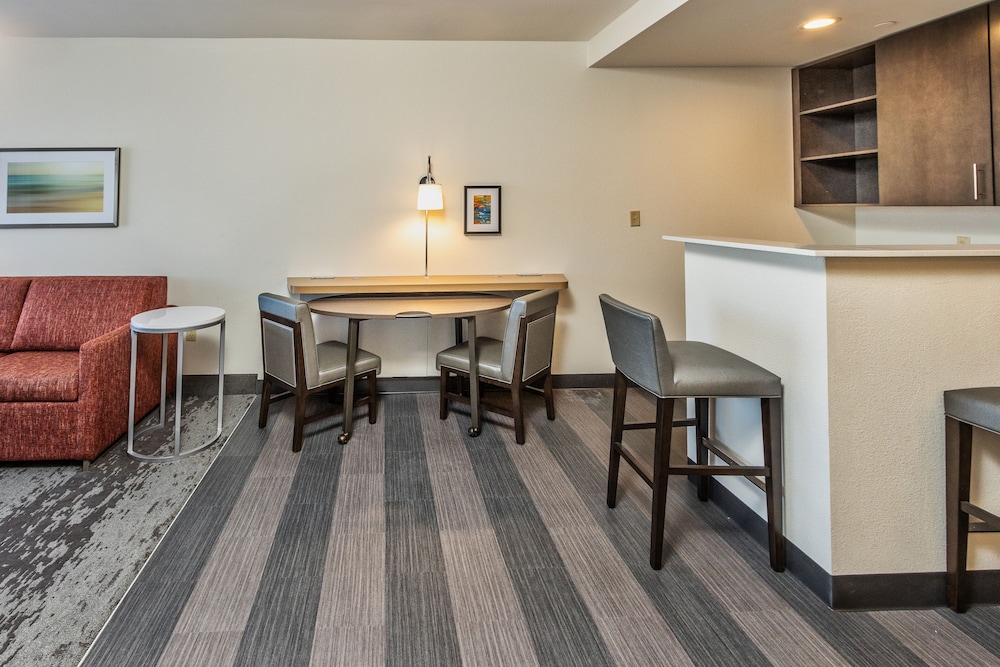 Holiday Inn Suites Memphis Wolfchase Galleria 52/79