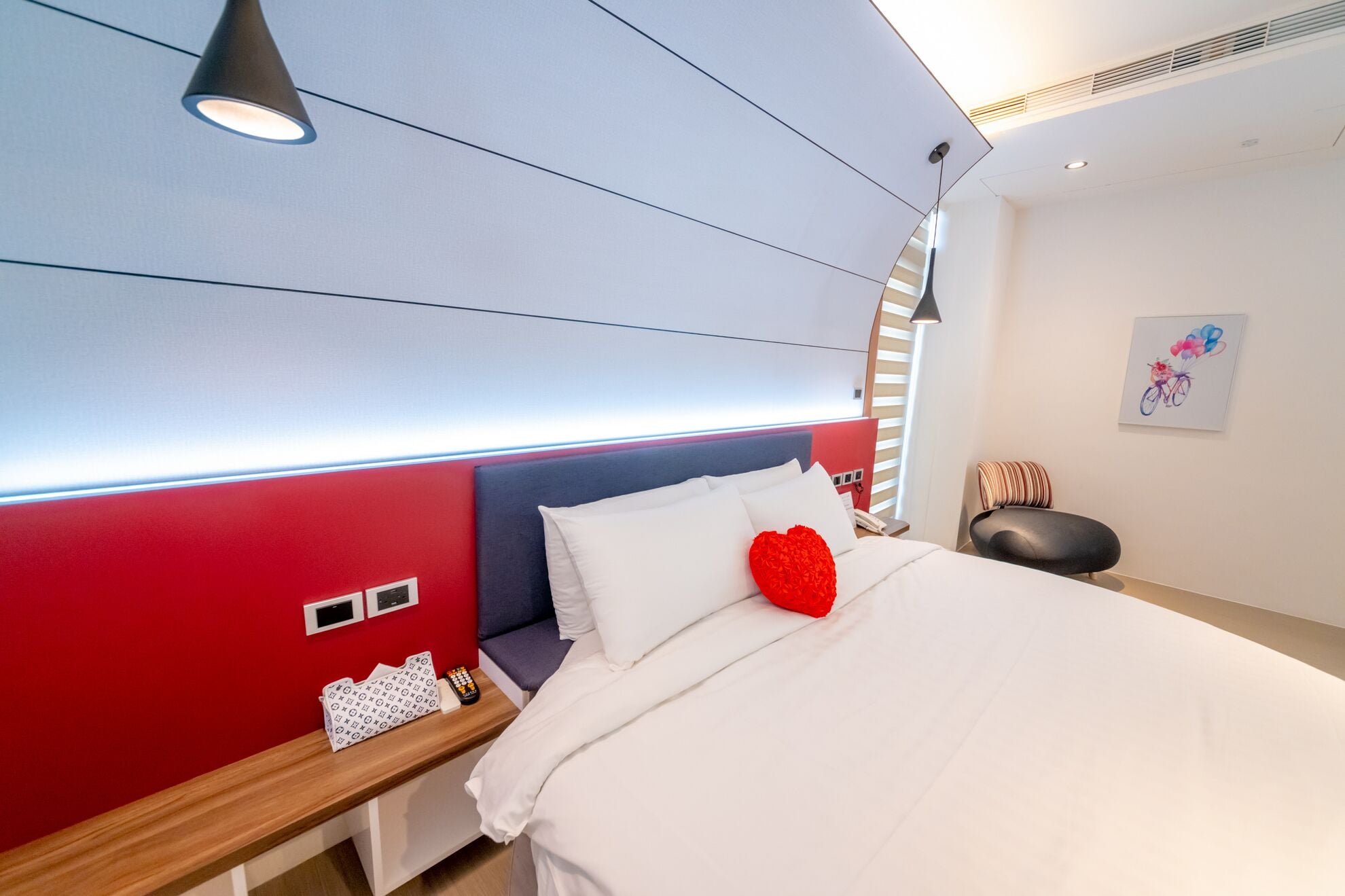 HONEYMOON, ROUND BED