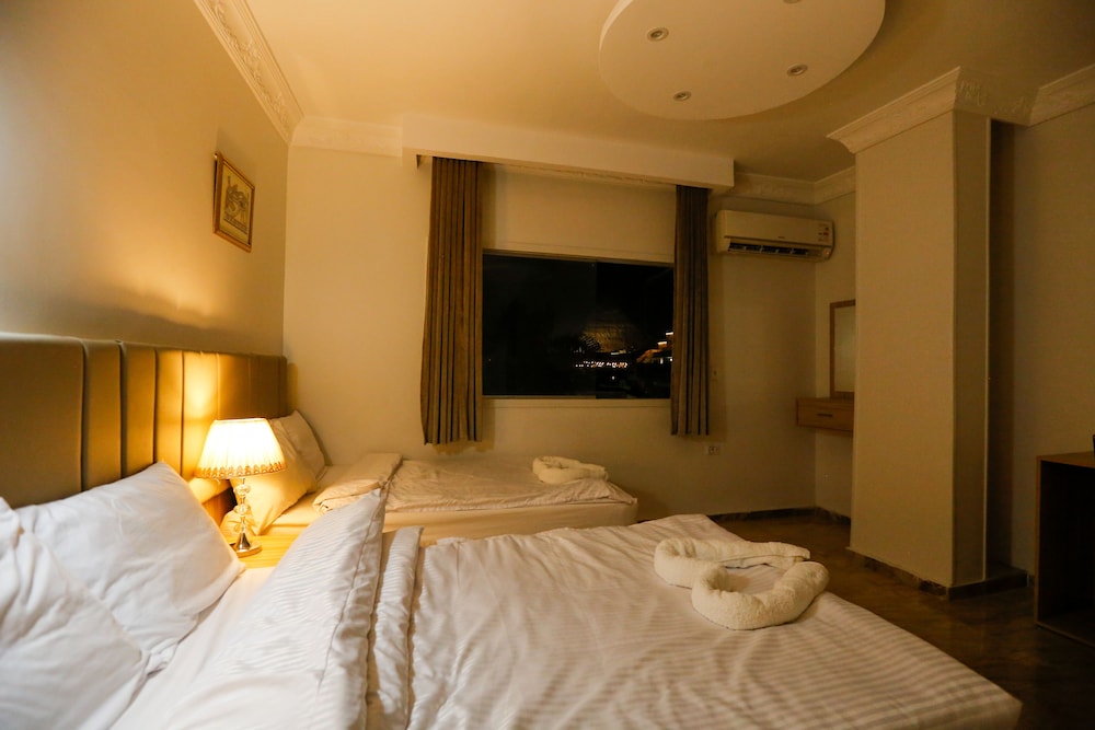 Three Giza Pyramids Inn 27/65