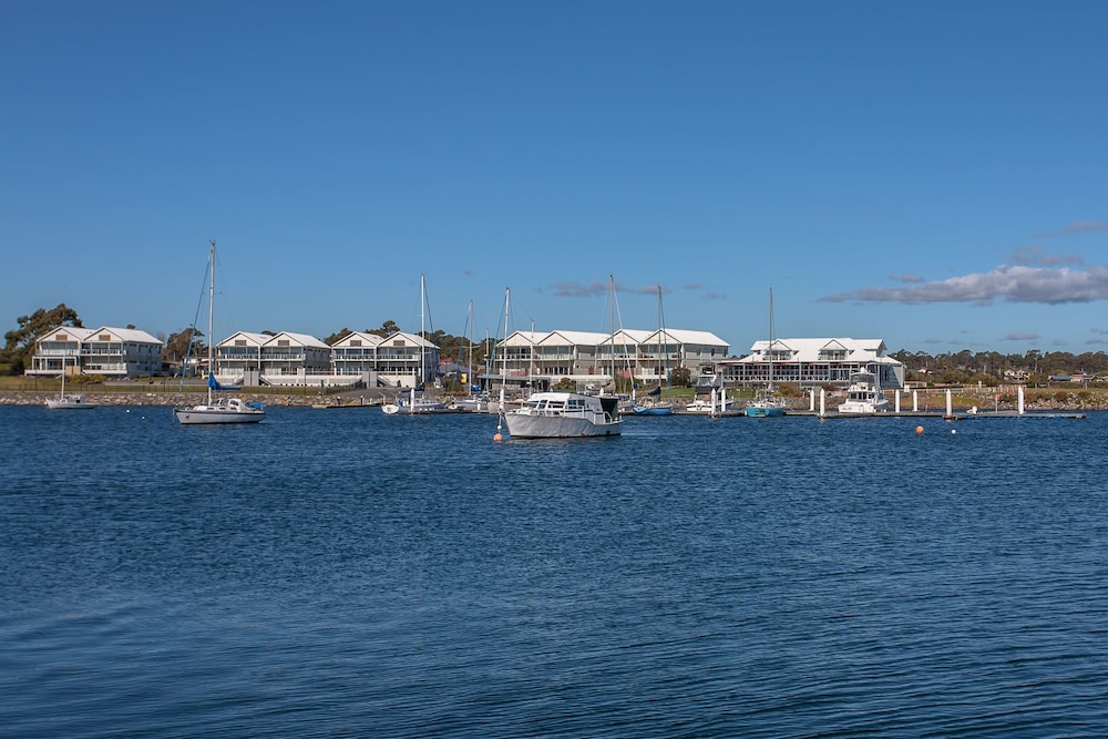 York Cove Hotel 49/59