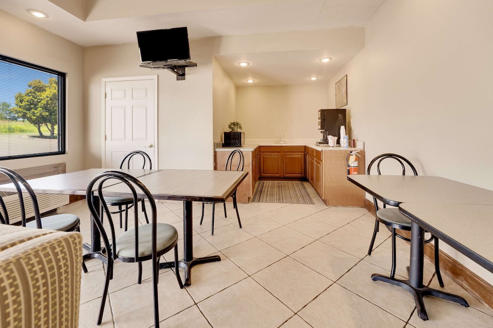 Rodeway Inn Sandersville, GA 34/39