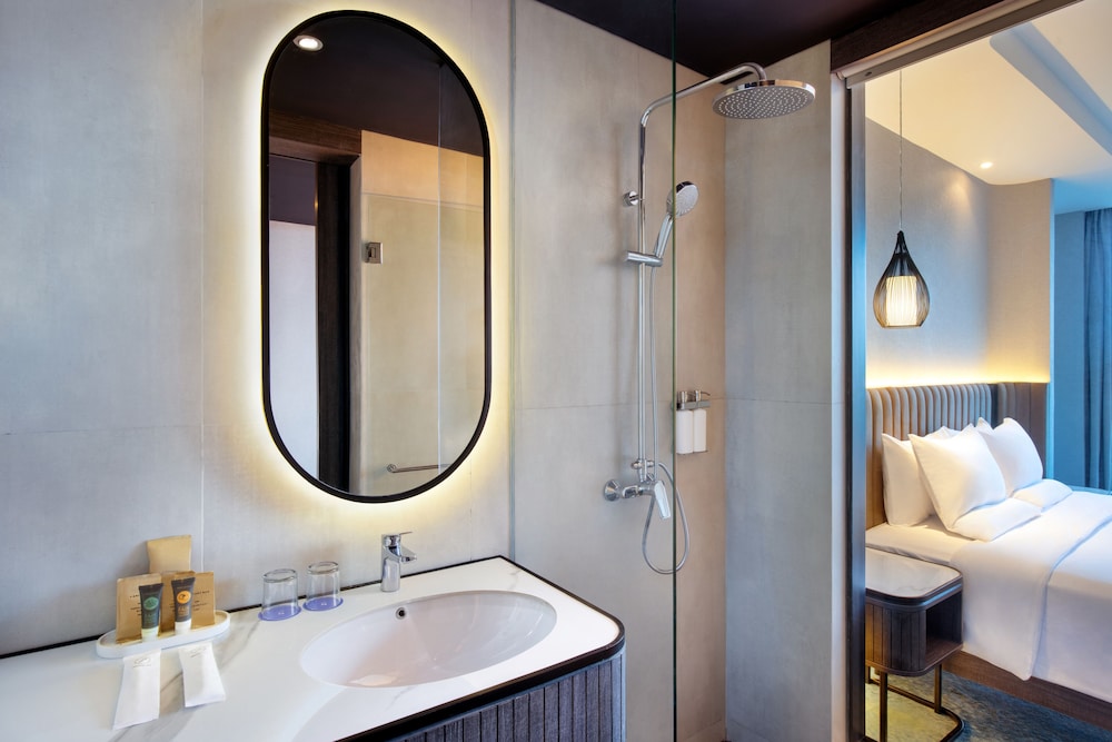 غرفة سوبيريور بسرير كينج، Novotel Yogyakarta International Airport Kulon Progo 2/2