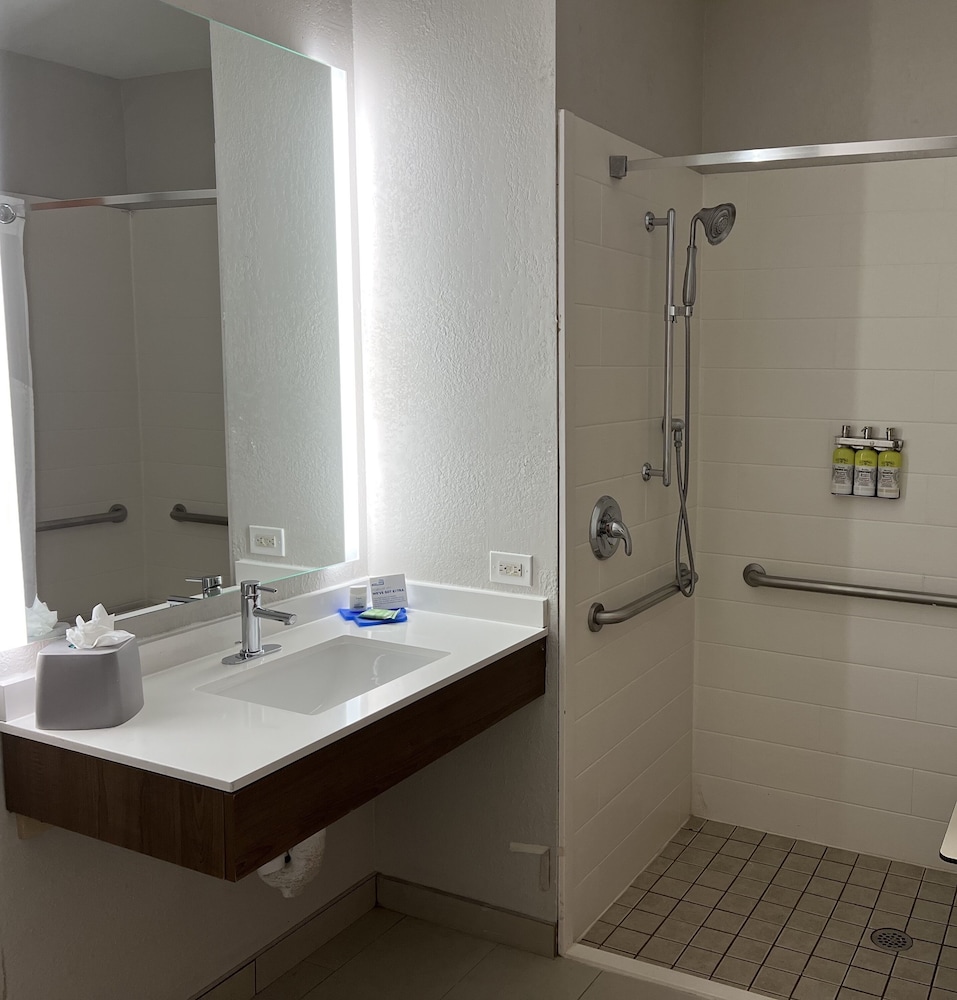 Holiday Inn Express & Suites Chicago North-Waukegan-Gurnee 49/50