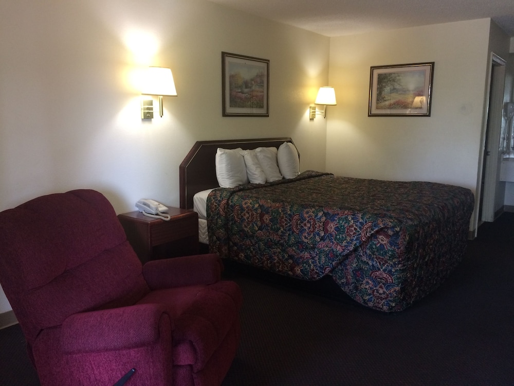 Days Inn And Suites Selma 12/54