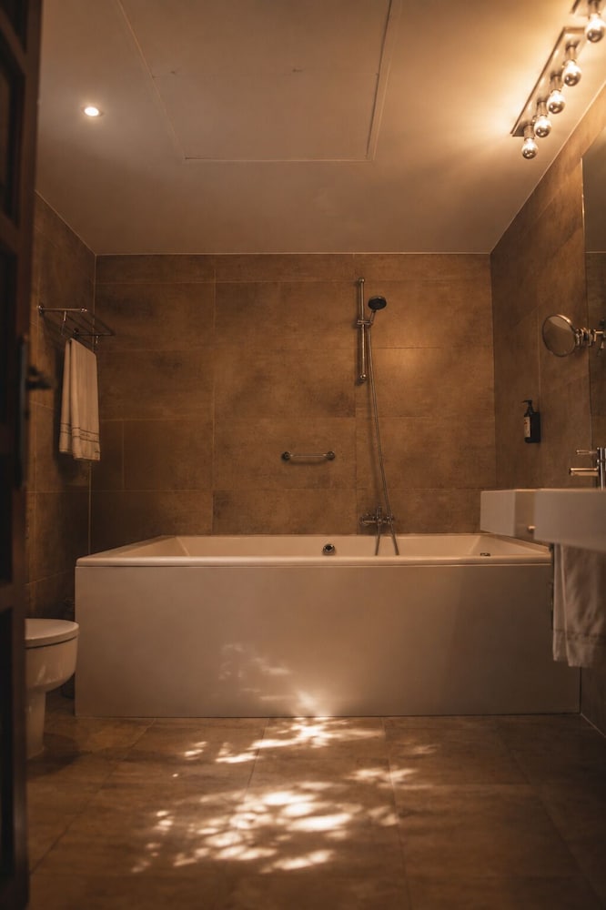 Gar Anat Hotel Boutique 76/81