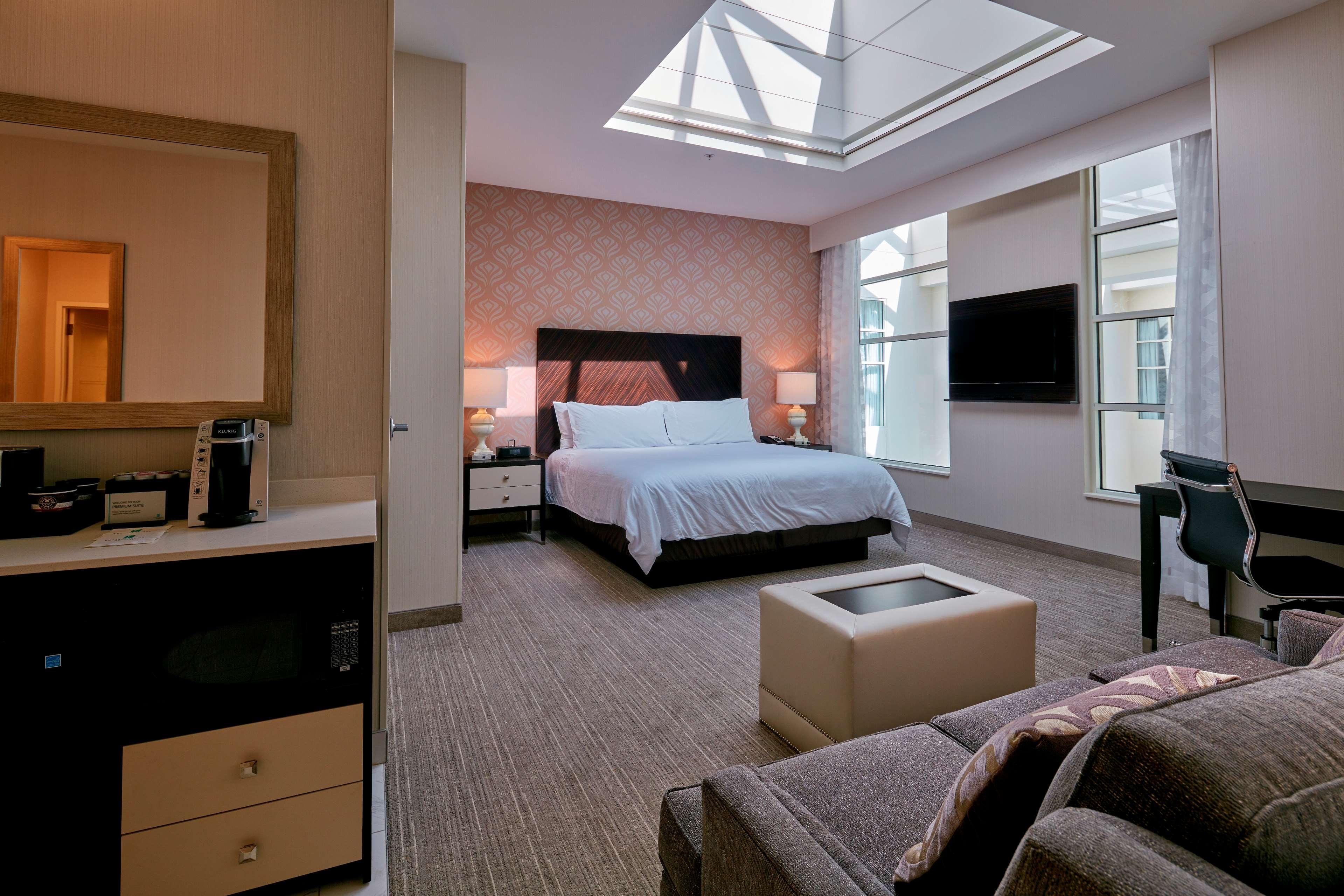 1 BEDROOM, STUDIO, SUITE, KING BED, ACCESSIBLE