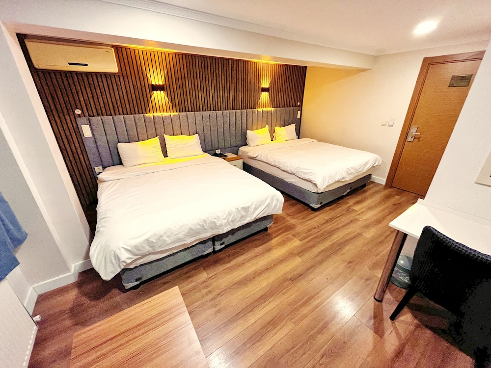 1 BEDROOM, FAMILY, QUADRUPLE