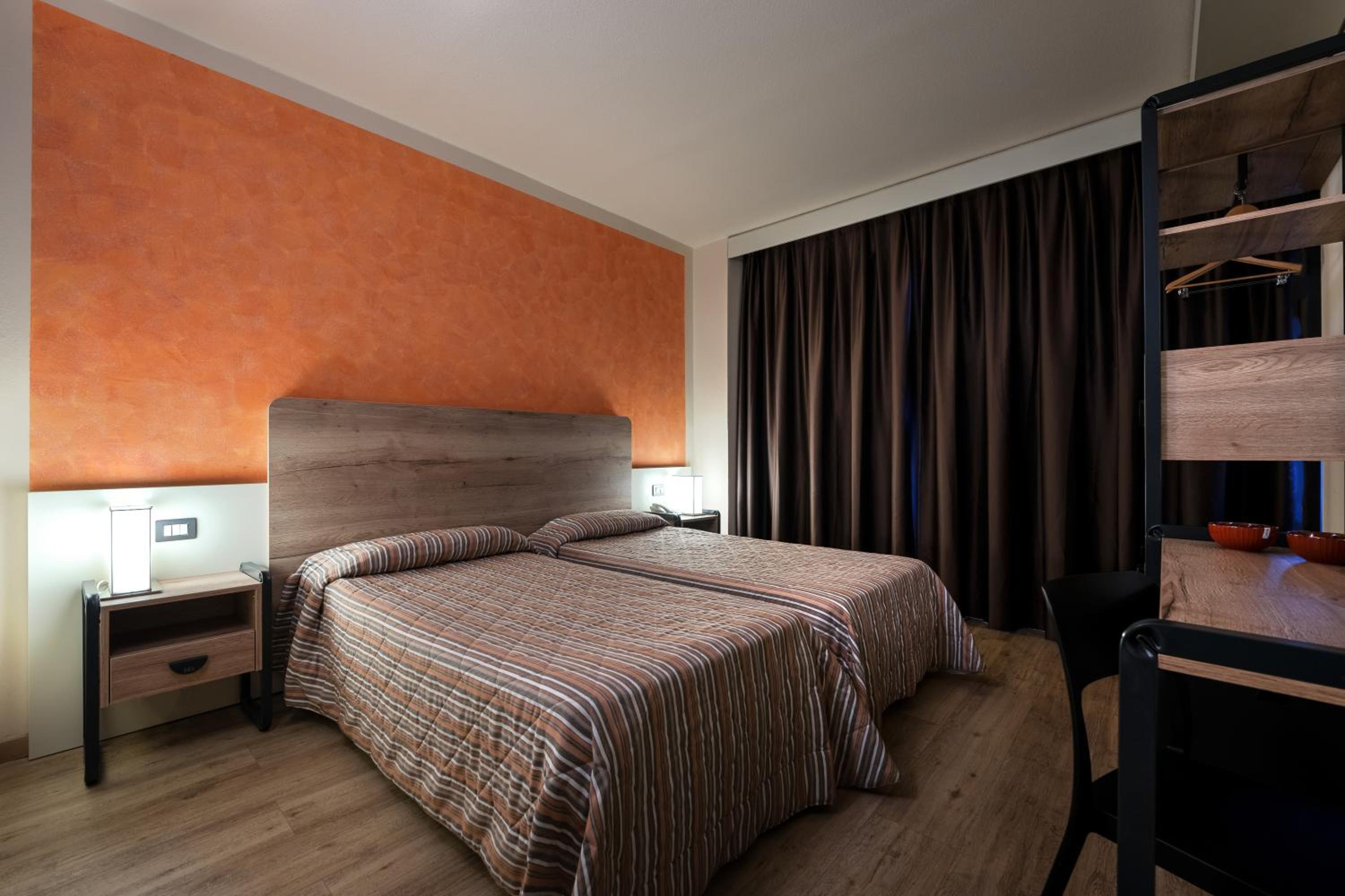 ROOM, SINGLE