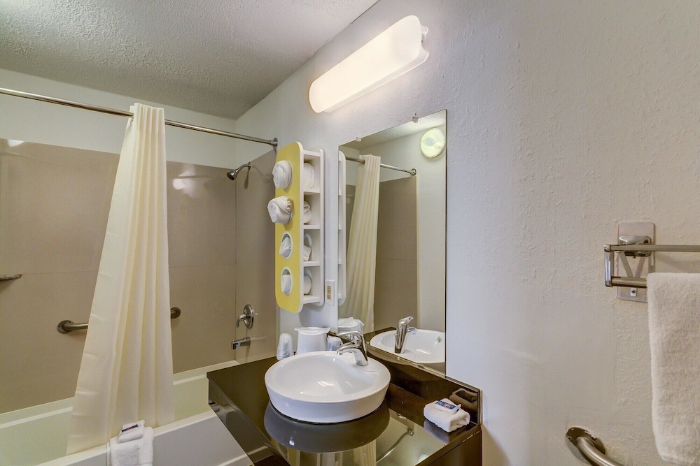غرفة ديلوكس بسرير كينج لذوي الإعاقة، Motel6 Berea, KY 5/7