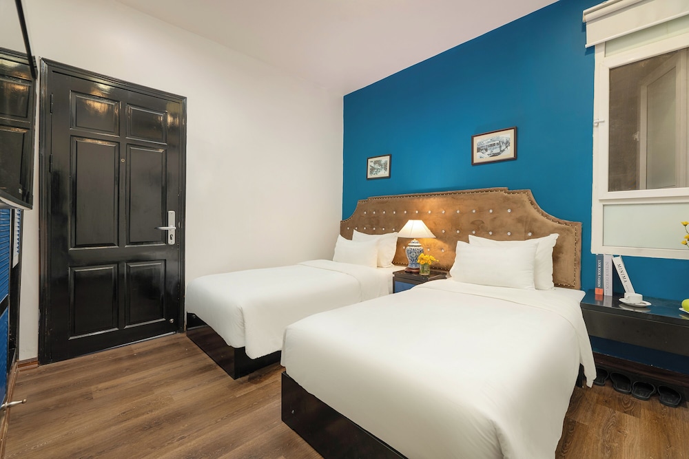 COZY, SUPERIOR, DOUBLE OR TWIN BED