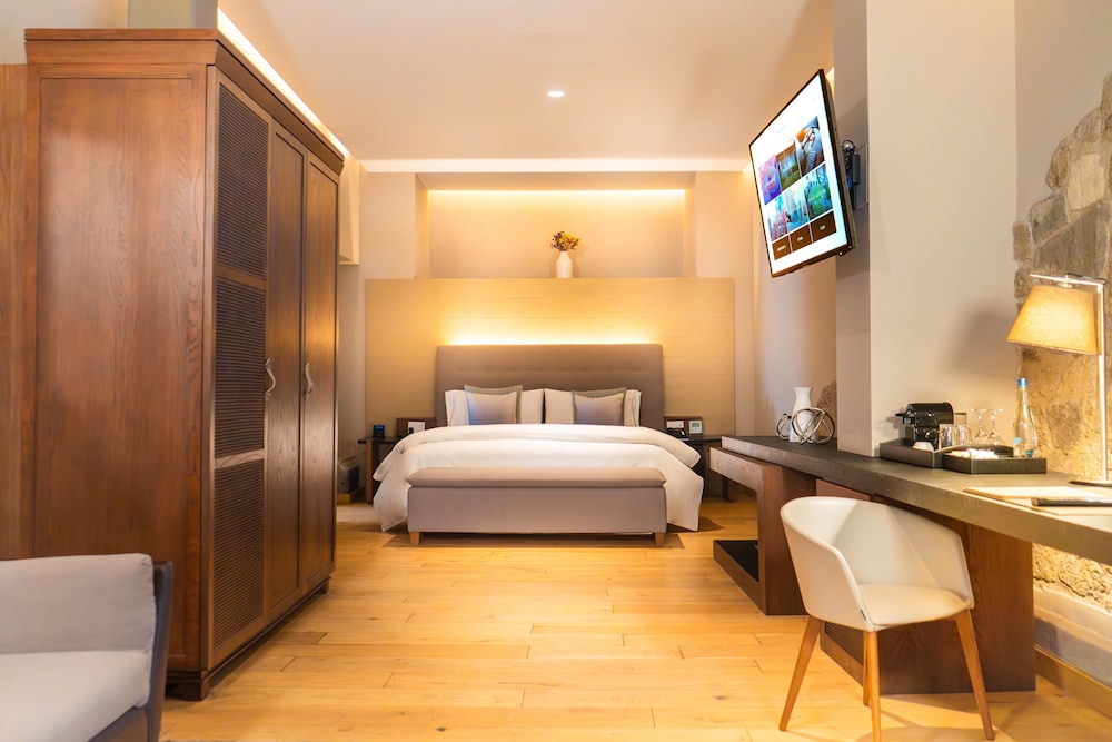 Deluxe, Suite, King Bed, Courtyard View