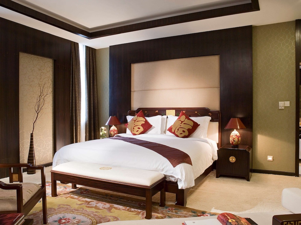 DELUXE, SUITE, KING BED