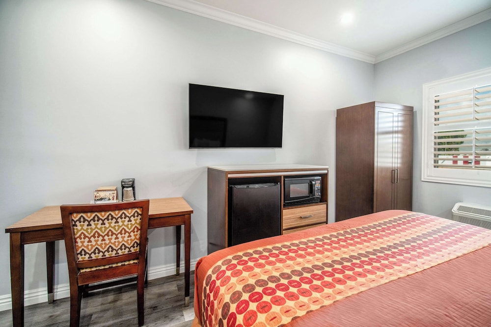 غرفة قياسية بسرير كينج، Rodeway Inn and Suites Pasadena 7/9