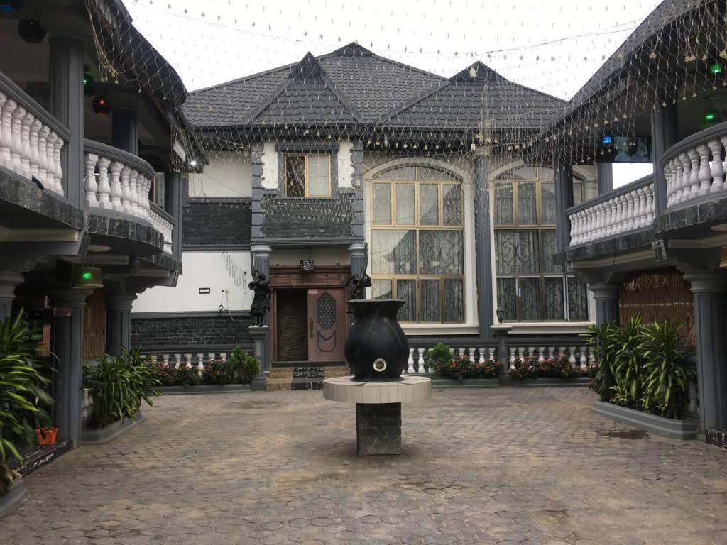 Royal Castle Hotel 21/25
