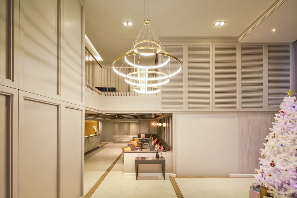 The Quarter Ploenchit by UHG 11/50