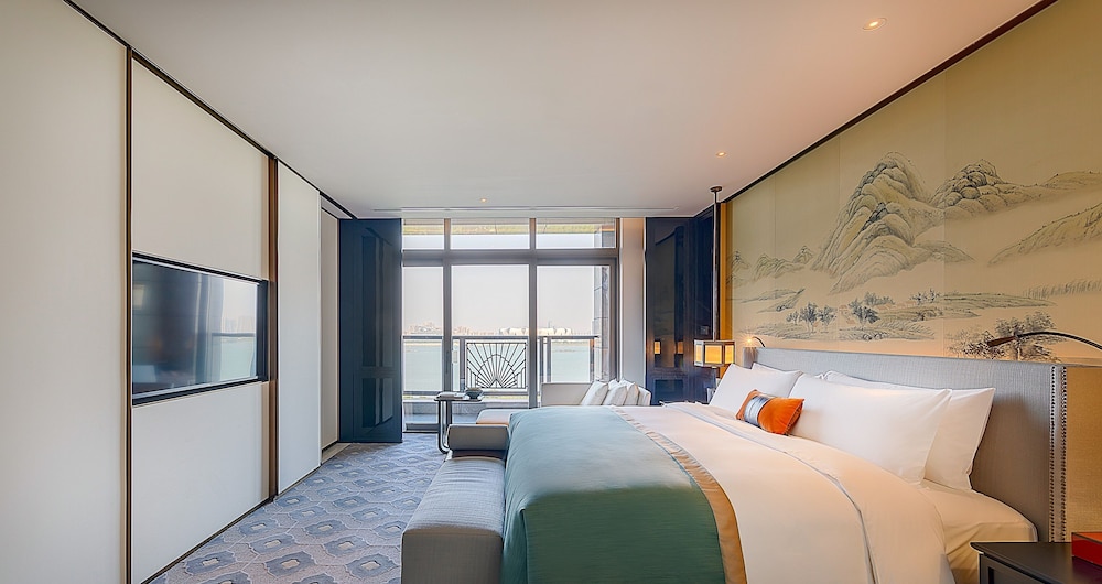 Diplomat, Suite, King Bed