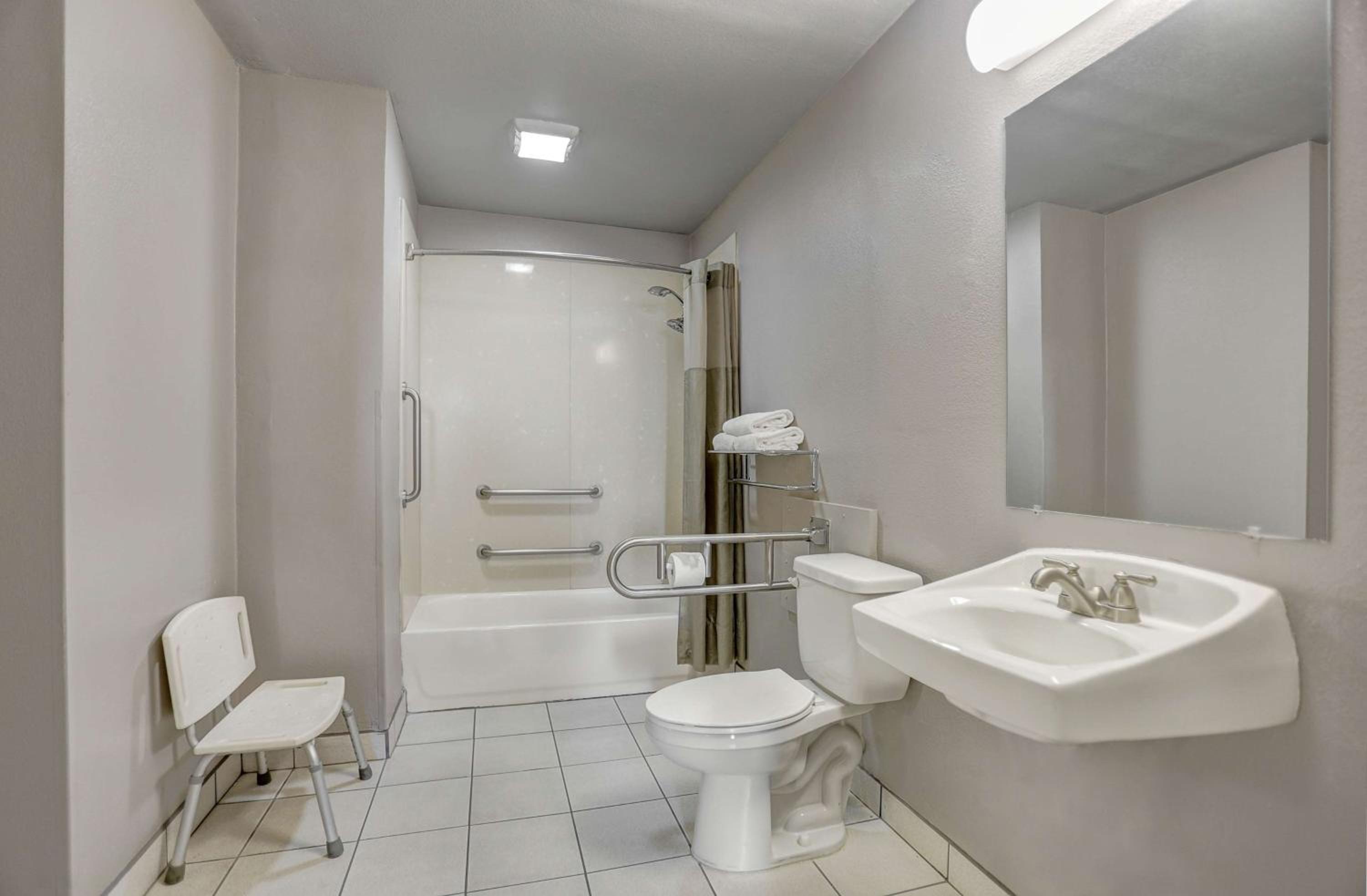 1 Queen Bed Mobility Accessible Tub Nsmk، Motel6 Lodi, CA 7/7