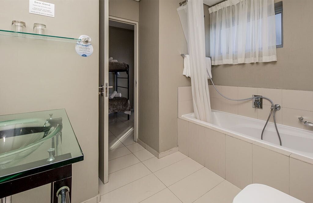 غرفة بسرير كوين بشرفة بغرفتي نوم في الطابق الأرضي، Infinity Self-Catering Apartments 5/5