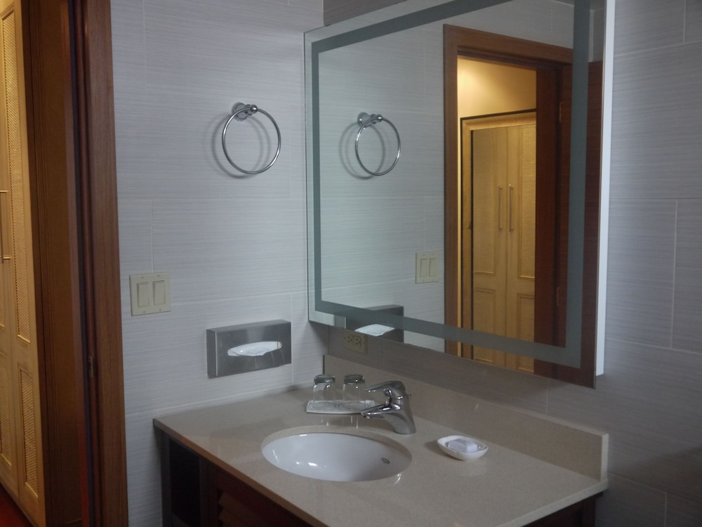 Surfrider Resort Hotel 75/79