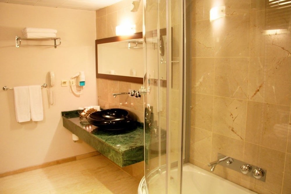 Adanava Hotel 50/50