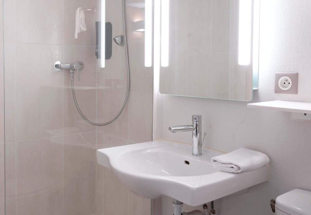 غرفة رباعية بسرير مزدوج وسريرين منفصلين، B&B HOTEL Louveciennes 3/4