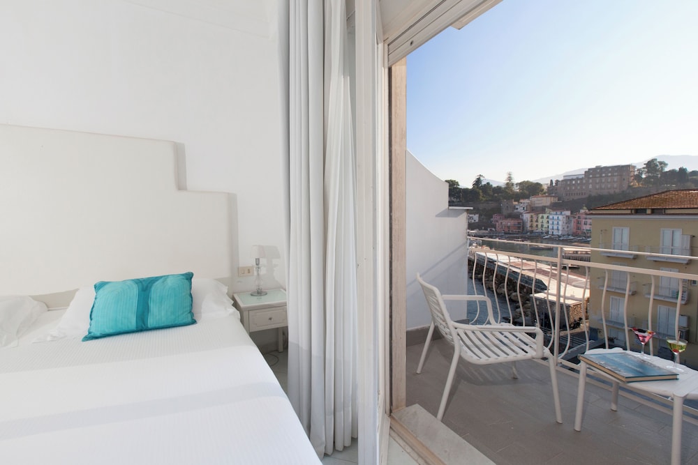 CLASSIC, DOUBLE BED, PARTIAL SEA VIEW